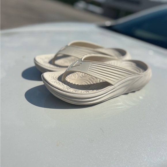 Vionic White Slide Sandals 9 - Picture 5 of 10